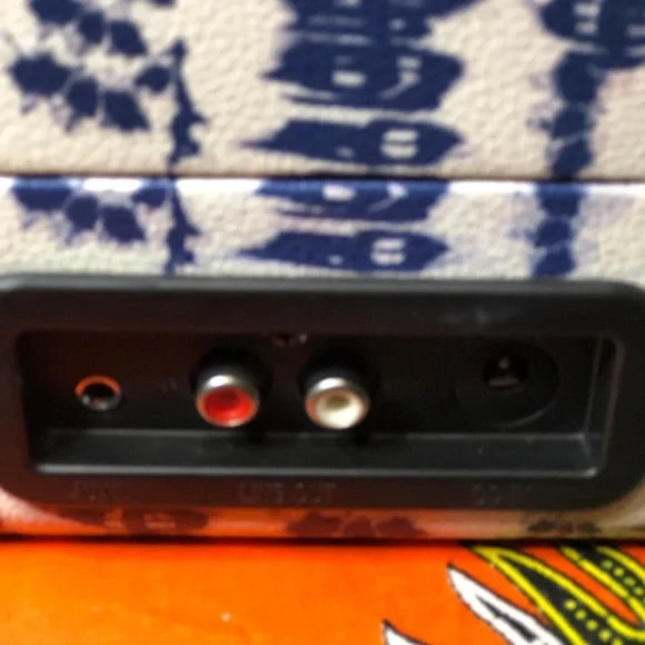 Crosley Black and White Patterned Turntable - Picture 8 of 12